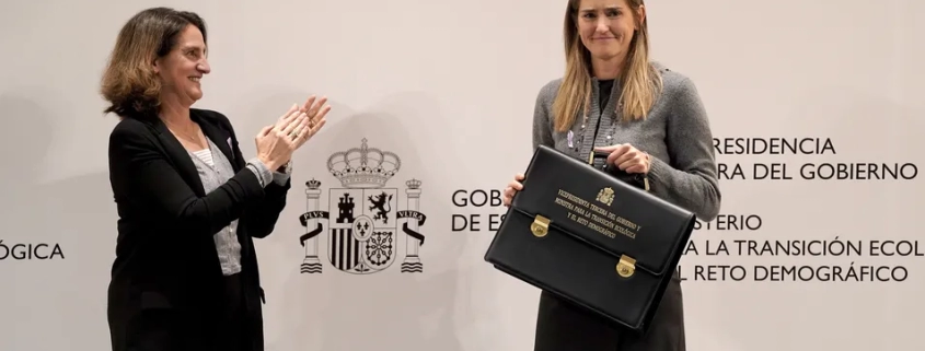 Sara Aagesen recibe la cartera de manos de Teresa Ribera (Fuente: MITECO)